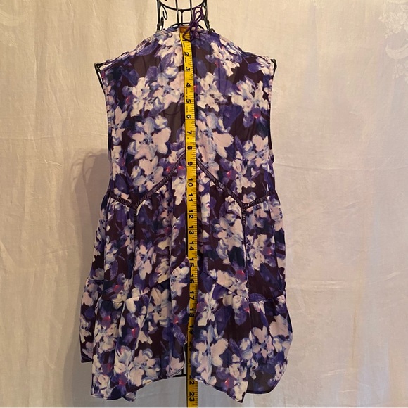 Jessica Simpson Small V Neck swing top w purple. Whites and blues. - Picture 5 of 7